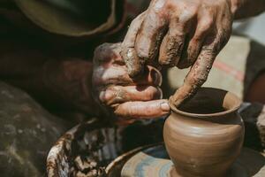 Maître mains fait du une pot de argile. Maître classe est tenue dans nature, fermer photo