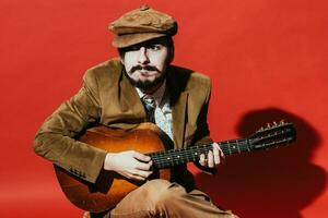 positif gars en jouant guitare dans le studio photo