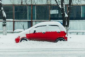 garé voiture des stands le long de le route tout dans le neige photo