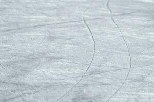 traces sur le la glace de patins sur le patinoire photo