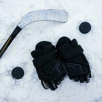 le hockey joueur mensonge sur le neige à le stade photo