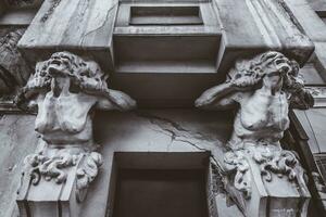 buste de béton de une terrible femme sur le façade de un vieux maison photo