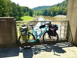 bicyclette emballage le long de rivière photo