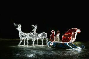 embrasé Noël renne et traîneau de Père Noël claus. rue Nouveau année décor. photo