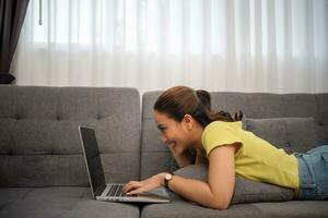 femme travail dans le Accueil , indépendant femme travail concept photo