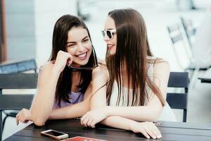 les filles dans café dépenser une magnifique temps photo