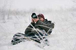 voyageur photographe prise des photos dans le hiver forêt