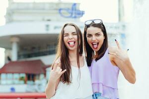 deux magnifique les filles ayant amusement sur le rue photo