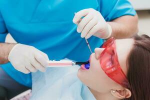 médecin orthodontiste examine le patient après brossage le sien les dents photo