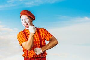 mime spectacles pantomime contre le bleu ciel photo