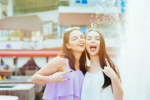 deux magnifique les filles ayant amusement sur le rue photo