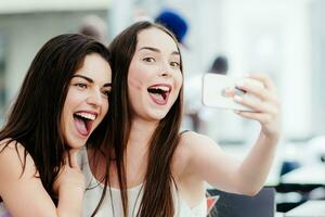 les filles faire une du repos dans café et faire selfies photo