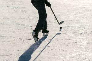 Hommes jouer le hockey sur le patinoire pendant le journée photo