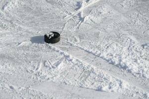 le hockey palet mensonges sur le la glace dans le stade photo