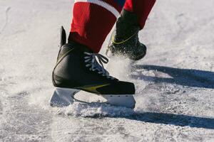 le hockey patins fermer pendant une Jeu sur la glace photo