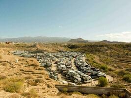 une grand parking lot plein de voitures dans le désert photo