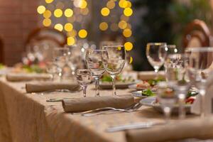 servi de fête table avec collations, lunettes, lunettes, coutellerie et serviettes pour une banquet photo