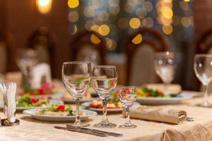 servi de fête table avec collations, lunettes, lunettes, coutellerie et serviettes pour une banquet photo