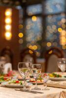 servi de fête table avec collations, lunettes, lunettes, coutellerie et serviettes pour une banquet photo