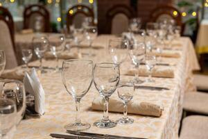 servi de fête table avec collations, lunettes, lunettes, coutellerie et serviettes pour une banquet photo