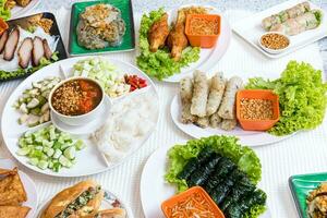 assorti asiatique dîner, vietnamien aliments. pho Géorgie, pho bo, nouilles, printemps Rouleaux, nham dû photo