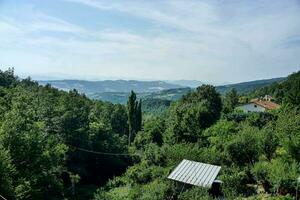 une vue de le montagnes de une maison dans le les bois photo