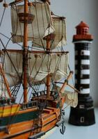 diorama de en bois modèle mâté voile navire et modèle de balise isolé sur blanc Contexte photo