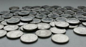 ukrainien argent dans nickel pièces de monnaie avec strié bord épars sur une blanc Contexte fermer photo