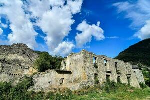 un vieux pierre bâtiment dans le montagnes photo