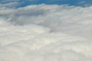 une vue de le des nuages ciel photo