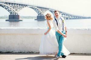 le la mariée et jeune marié sont photographié sur le Contexte de le pont photo