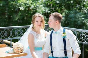 le la mariée et jeune marié pose pour le caméra photo