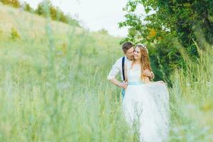 le la mariée et jeune marié sont photographié sur le la nature photo