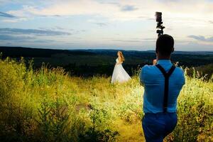 le la mariée et jeune marié sont photographié sur le la nature photo