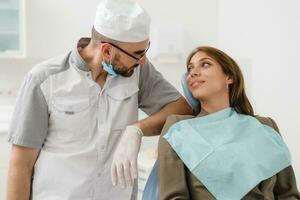 une fille avec une magnifique sourire à le accueil à le dentiste photo