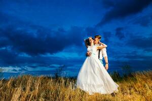 le la mariée et jeune marié sont photographié sur le la nature photo