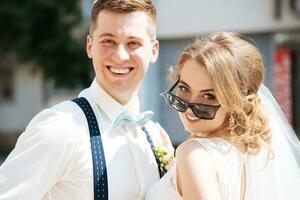 le la mariée et jeune marié pose pour le caméra photo