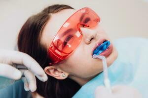 médecin orthodontiste effectue une procédure pour nettoyage les dents photo