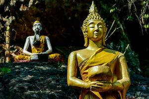 d'or Bouddha statue dans de face de une la grotte photo