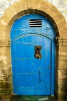 une bleu porte dans une étroit ruelle dans le vieux ville de Maroc photo