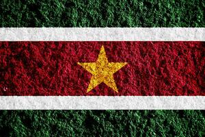 drapeau de république de suriname sur une texturé Contexte. concept collage. photo