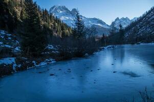 congelé Lac dans le français Alpes photo