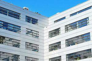 moderne Bureau bâtiment dans le ville avec les fenêtres et acier et aluminium panneaux mur. photo