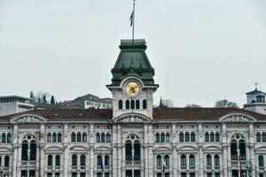 le l'horloge la tour de le ville salle de Milan photo