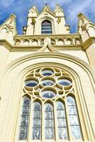 une église avec une grand fenêtre et une clocher photo