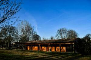 une Grange avec une bleu ciel et des arbres photo