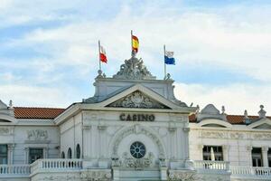 le casino bâtiment avec Trois drapeaux sur Haut photo