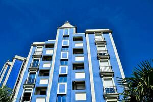 une bleu et blanc bâtiment avec balcons photo