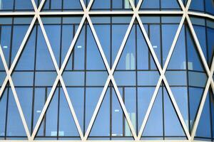 de construction verre mur reflétant bleu ciel. abstrait moderne architecture fragment photo