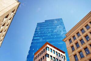 de construction verre mur reflétant bleu ciel. abstrait moderne architecture fragment photo